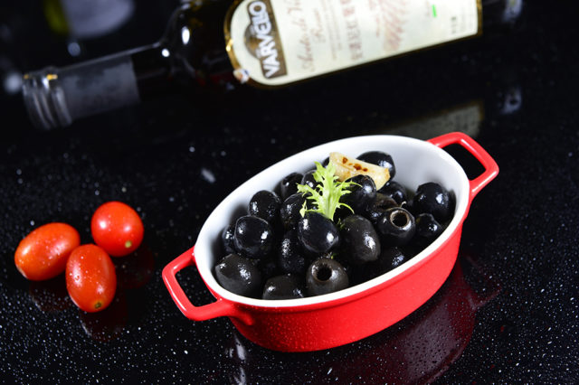 Aliñar aceitunas negras