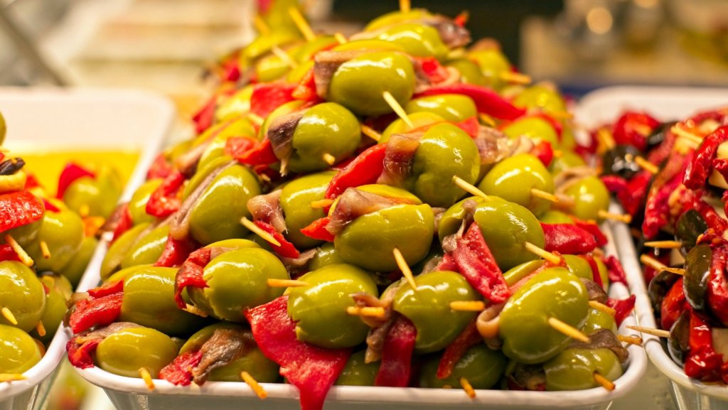 Aceitunas con anchoas y pimientos de piquillo